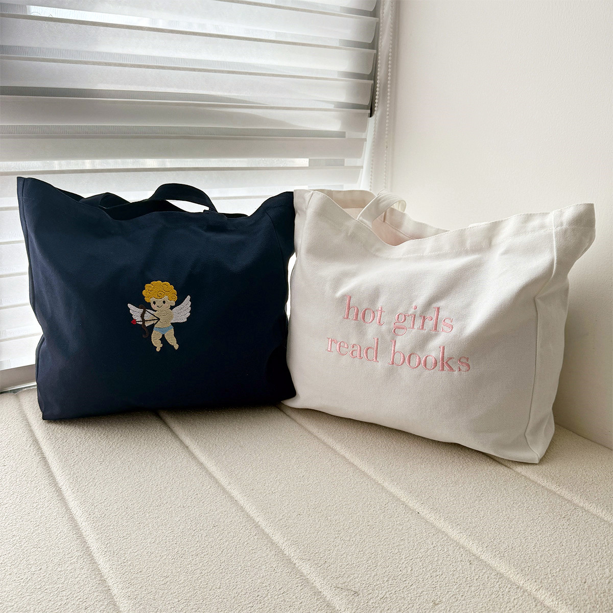 Hete meisjes lezen boeken lett - Women Bags Ck recensie en prijs